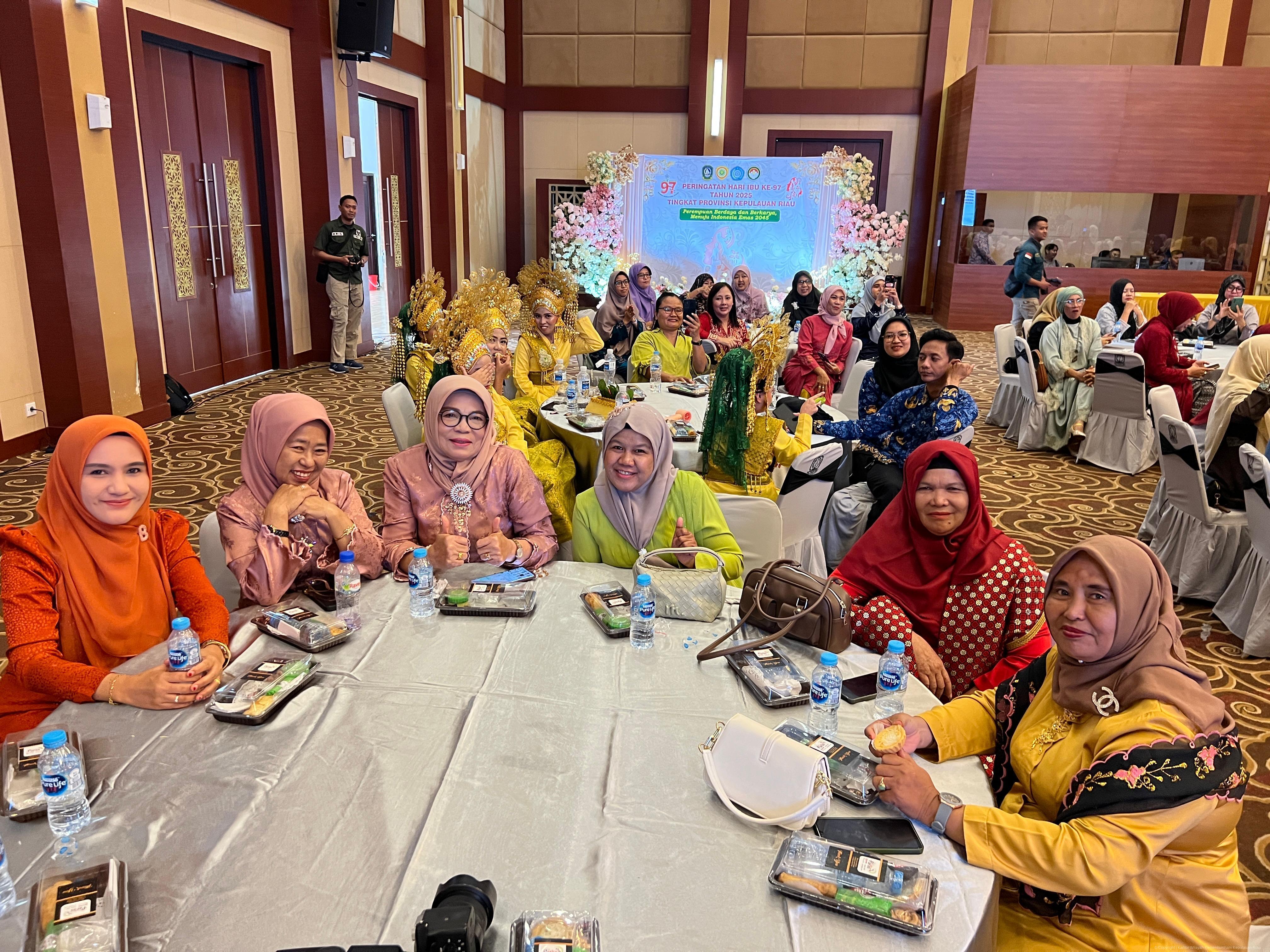 Perkuat Peran Strategis Perempuan, DWP Kanwil Kemenkum Kepri Hadiri Peringatan Hari Ibu ke-97