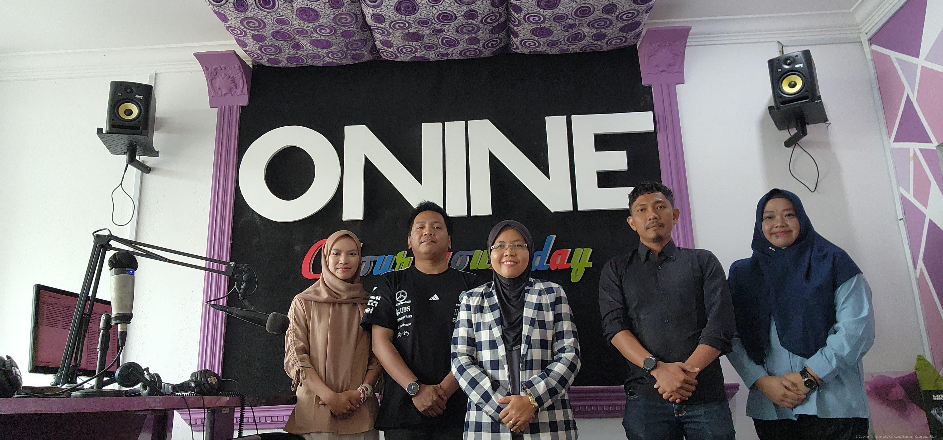 Kanwil Kemenkum Kepri Jelaskan Layanan Pewarganegaraan Secara Terbuka Lewat Talkshow Radio